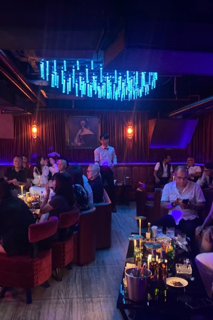 Gặp gỡ bạn bè, gia đình